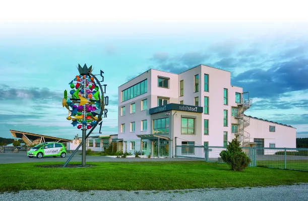 Bild: Rudolf Storz öffnet die Türen und feiert sein 75-jähriges Bestehen