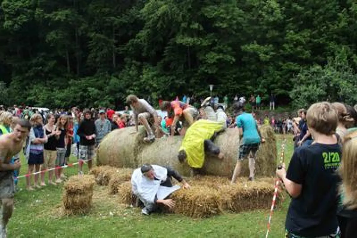 Großer Einsatz war bei einem Sponsorenlauf über einen Hindernisparcours gefragt.