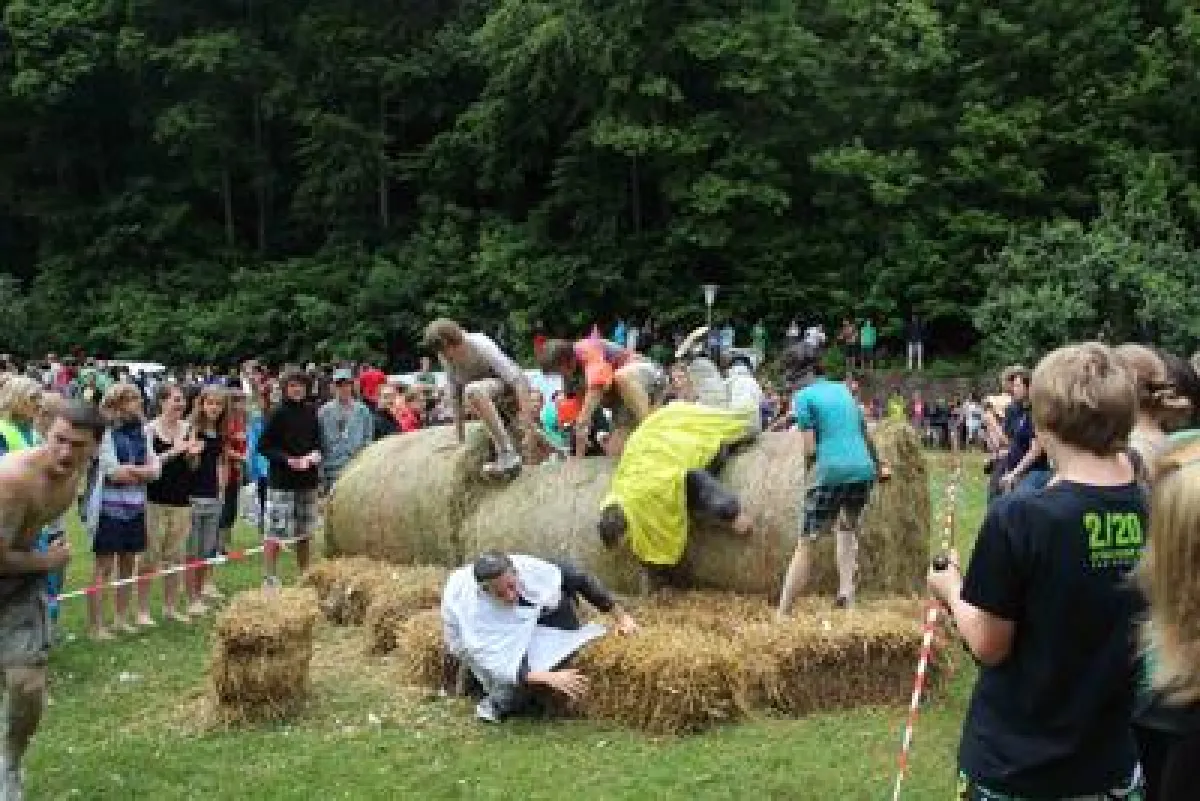 Großer Einsatz war bei einem Sponsorenlauf über einen Hindernisparcours gefragt.