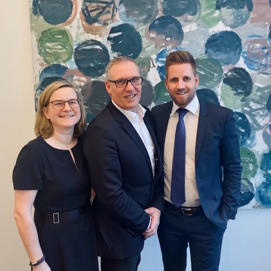 Starkes Trio für UNITAX: COO Grit Jedamzik, CEO André Reich und CFO Steven Reinhold.  (© UNITAX)