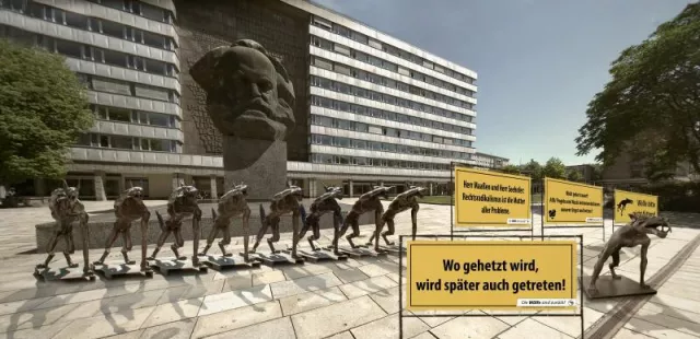 Bild: Wölfe mit Hitlergruß heulen vor Marx-Monument in Chemnitz
