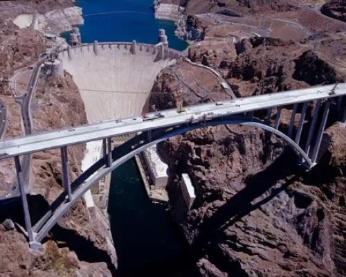 Bild: Amerikas neuestes Wunderwerk - Die neue Colorado River Bridge verkürzt die Anreise zum Grand Canyon West