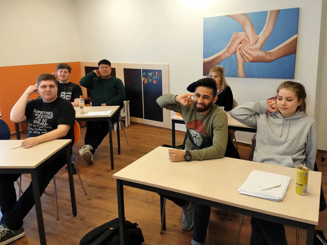 Auszubildende der HörPartner GmbH beim Lernen im neuen Schulungszentrum (Foto: HörPartner)