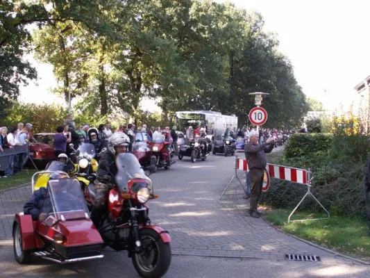 Bild: „Einen außergewöhnlichen Tag bieten“ - Knapp 500 Biker beim „Jumbo Run“ in Emlichheim – Zahlreiche Besucher
