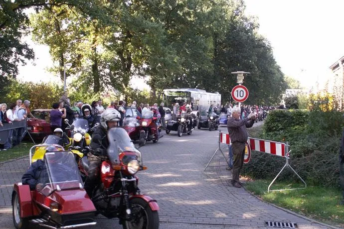 Bild: „Einen außergewöhnlichen Tag bieten“ - Knapp 500 Biker beim „Jumbo Run“ in Emlichheim – Zahlreiche Besucher