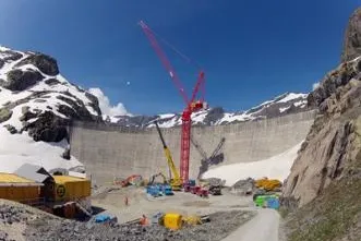 Bild: WOLFF Wippkrane im Einsatz bei Wasserkraft-Projekt in den Schweizer Alpen