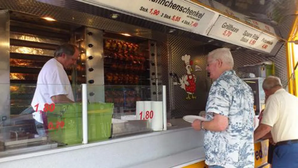 Der Hühner-Fred beim Sommerfest der Fitness Oase Wörth. Foto: Oase