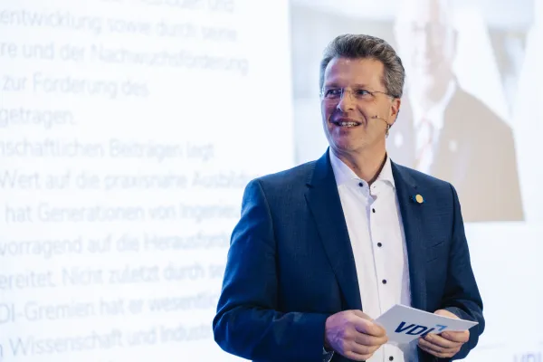 Prof. Lutz Eckstein als VDI-Präsident wiedergewählt: „Jetzt brauchen wir den Mut zu größeren Zügen“ Bild: Prof. Lutz Eckstein als VDI-Präsident wiedergewählt: „Jetzt brauchen wir den Mut zu größeren Zügen“