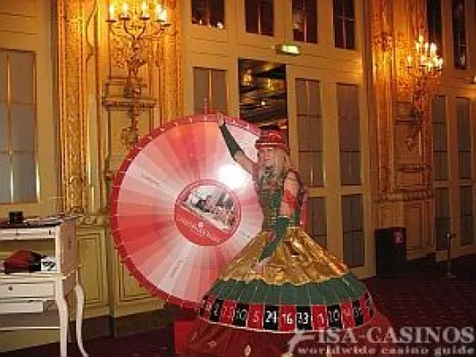 Bild: Die neue Dienstleistungs- Linie am Kunden im Casino Baden-Baden