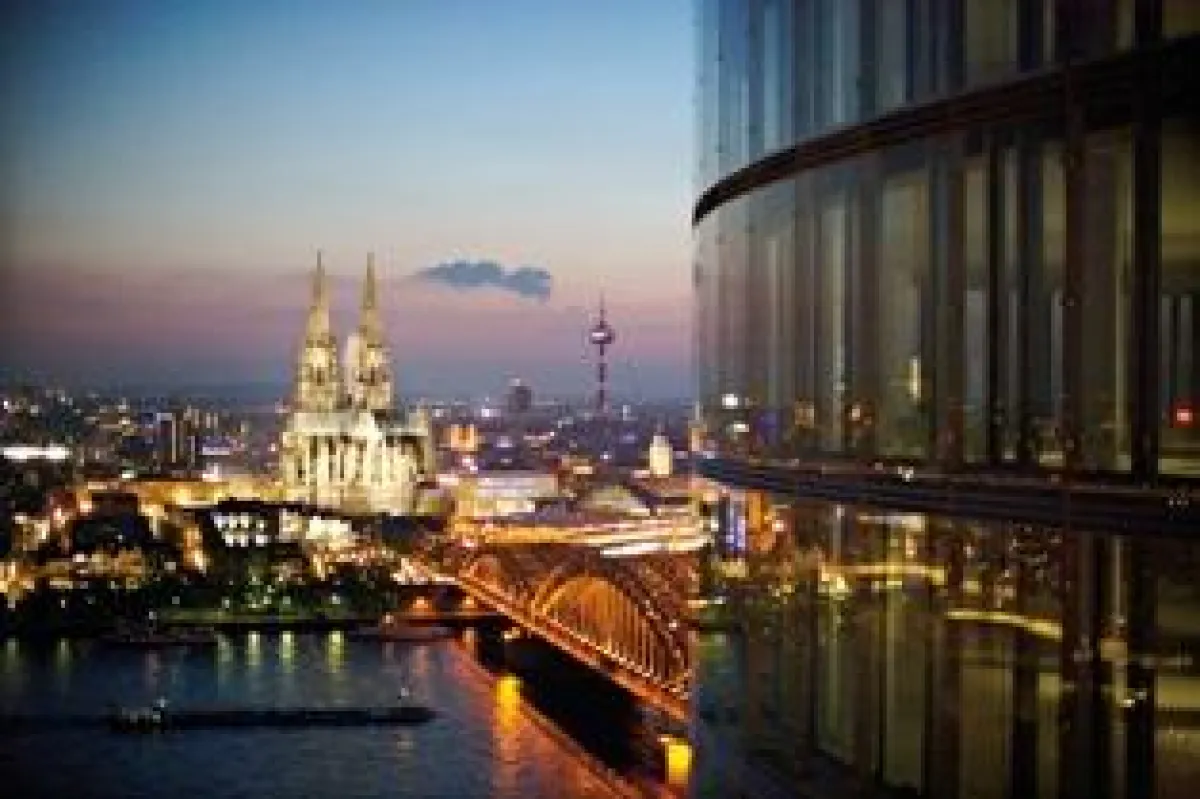 Atemberaubender Blick über die Köln Skyline aus dem KölnSKY. Foto KölnSKY/Willebrand