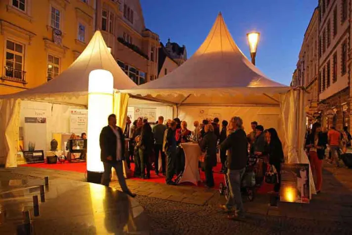 Bild: Modewoche in Wels mit Mobiliar von Party Rent Österreich