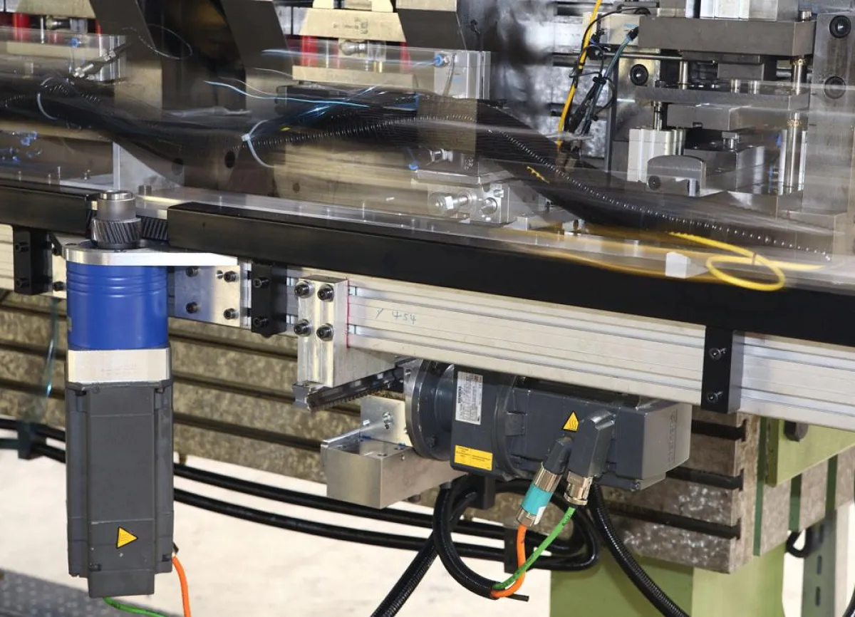 Zukunft ohne Öl: Der servoelektrisch angetriebene Lineartransfer weist den Weg im Schmale-Baukasten.