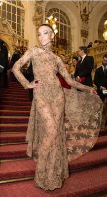 Bild: L`Oreal Model Dorka Banki sorgte auf Opernredoute in aufsehenerregender Robe auf von ardea luh für Furore