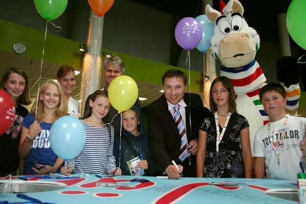 Bild: Max Gotz und Thermen-Geschäftsführer Jörg Wund signieren in der Therme Erding das „Puzzle der Wünsche“