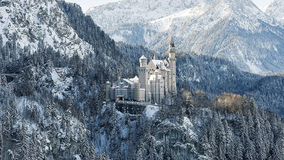 Schloss Neuschwanstein ist eine der bekanntesten Sehenswürdigkeiten Deutschlands.