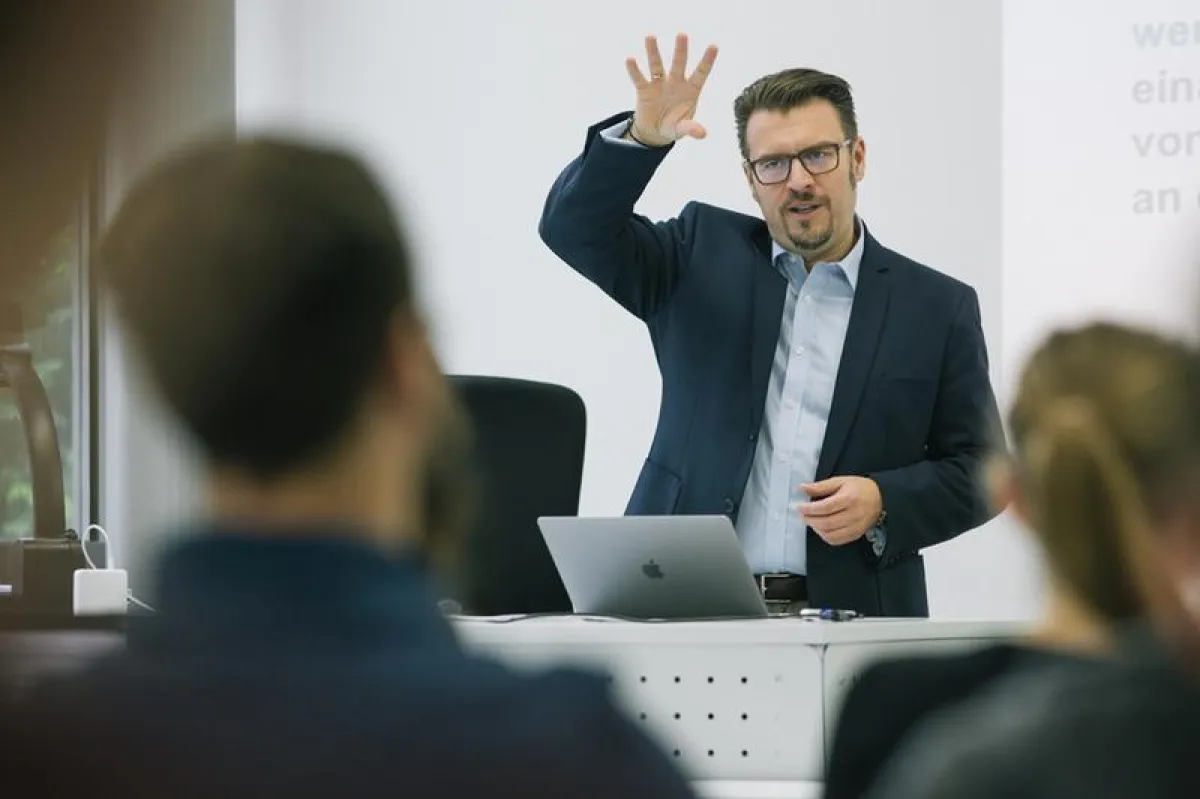 Prof. Dr. Chlupsa während einer Vorlesung an der FOM Hochschule (Foto: Christian Vogel/FOM)