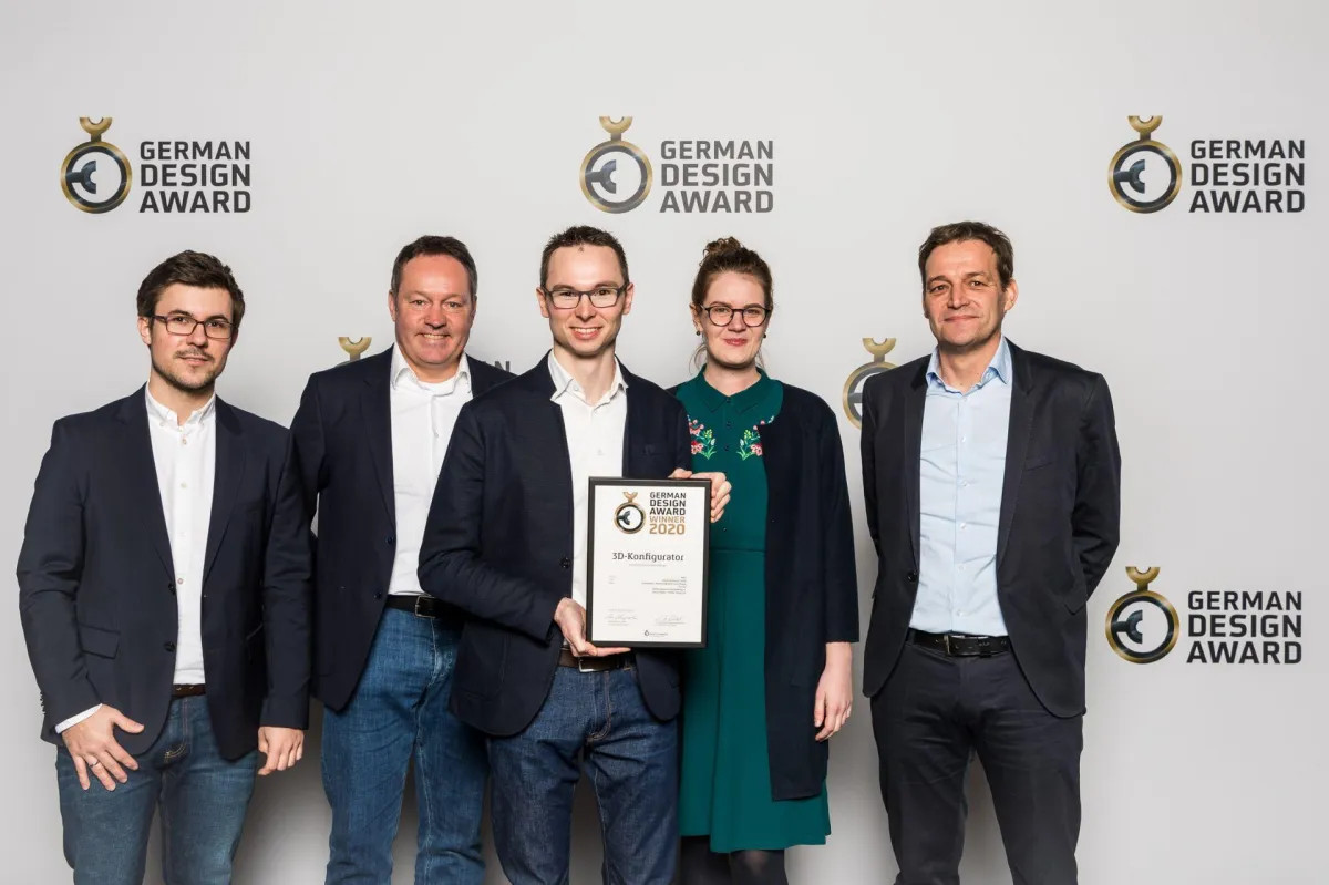 Vor über 1.300 Gästen nahm David Halbe (Mitte) den German Design Award 2020 entgegengenommen.