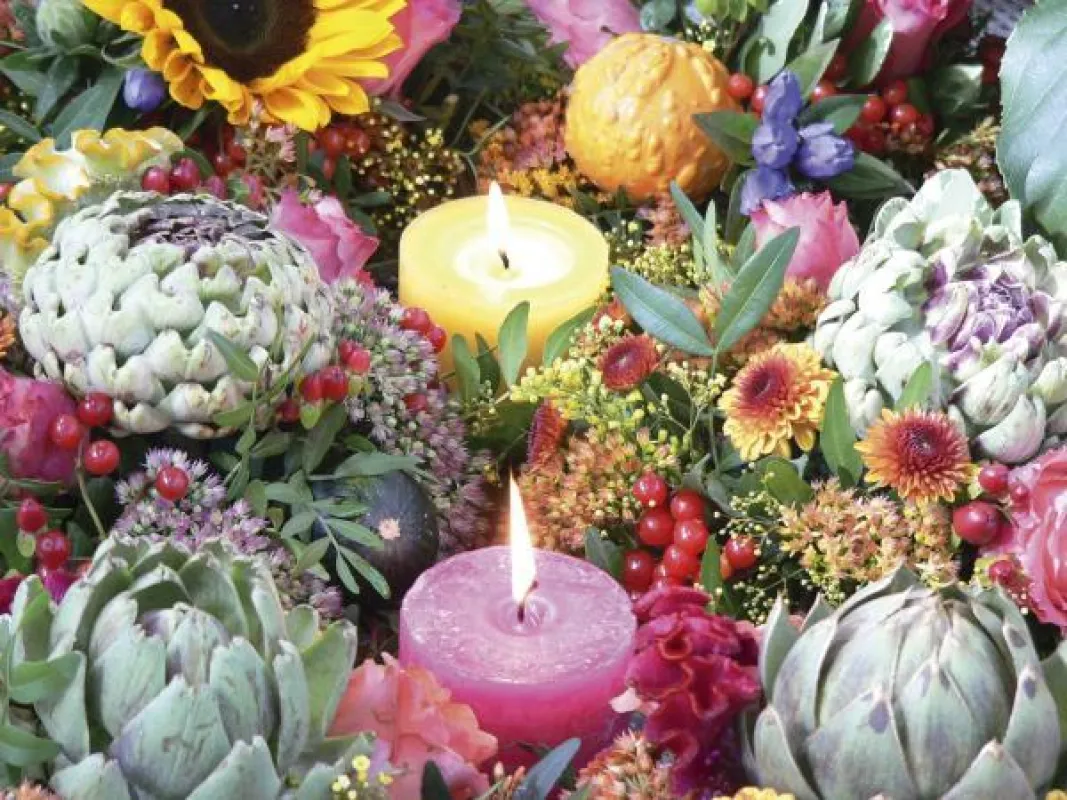 Fotovermerk: Gütegemeinschaft Kerzen Kerzen & Herstellerinfos über www.kerzenguete.com Blumen & Dekoration: www.bogies.de
