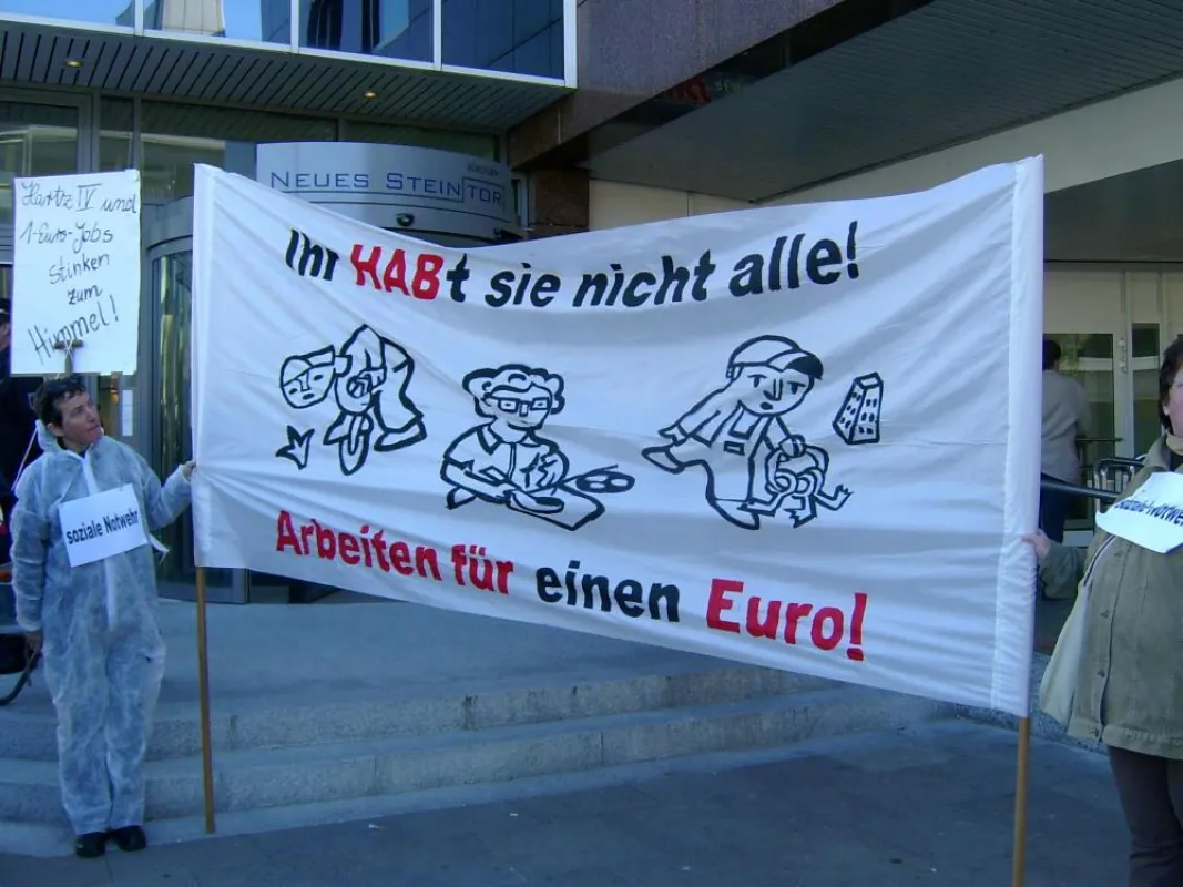 Das Transparent des Anstoßes (hier vor der Hamburger Arbeit)