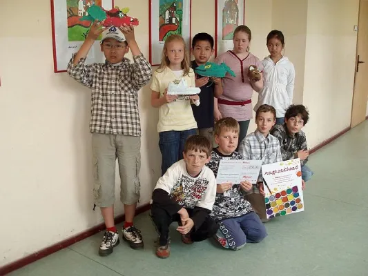 Ausgezeichnet - Kreation aus Kinderhand - LEISER übergibt Scheck an Spartacus-Grundschule Bild: Ausgezeichnet - Kreation aus Kinderhand - LEISER übergibt Scheck an Spartacus-Grundschule