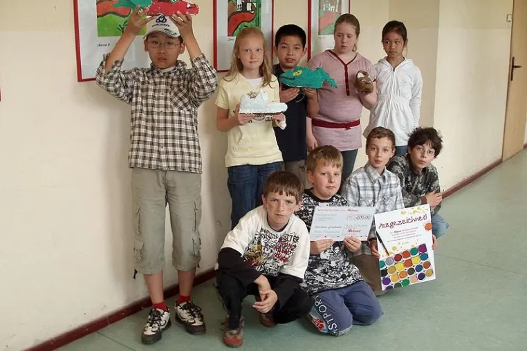 Bild: Ausgezeichnet - Kreation aus Kinderhand - LEISER übergibt Scheck an Spartacus-Grundschule