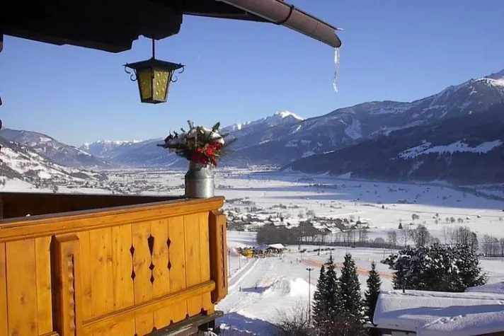 Vom Ferienhaus Kitzsteinhorn direkt auf die Piste Bild: Vom Ferienhaus Kitzsteinhorn direkt auf die Piste