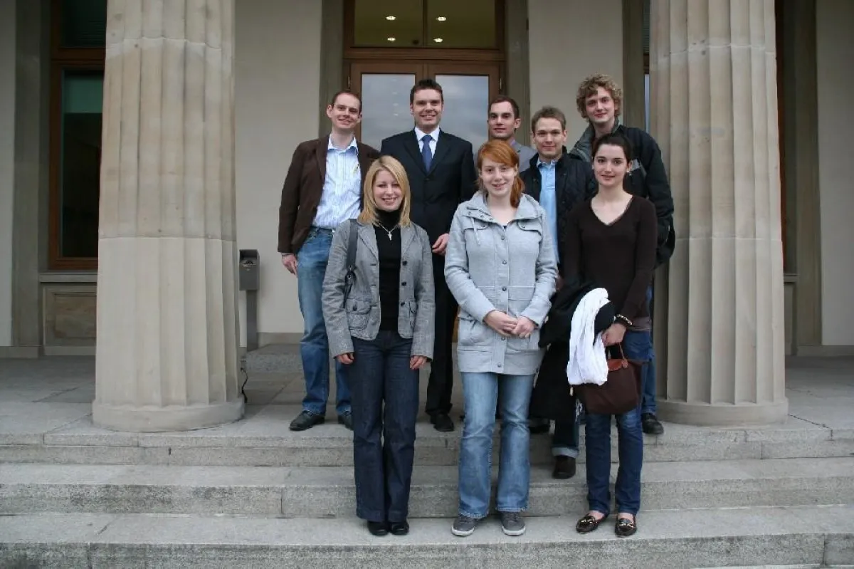 JuLis Saarpfalz mit Christian Schmitt vor dem saarländischen Landtag