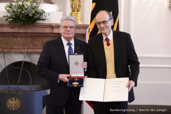 Bild: Großes Verdienstkreuz mit Stern für Nobelpreisträger und Waldorfalumnus Prof. Südhof