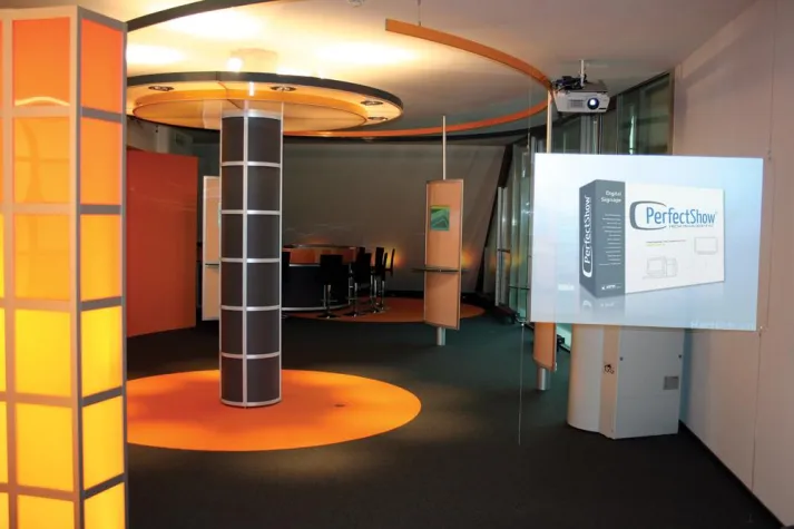 Bild: Digital Signage  mit modernster Medientechnik– DEKOM stattet den neuen Showroom von SunTechnics mit „PerfectShow“ aus
