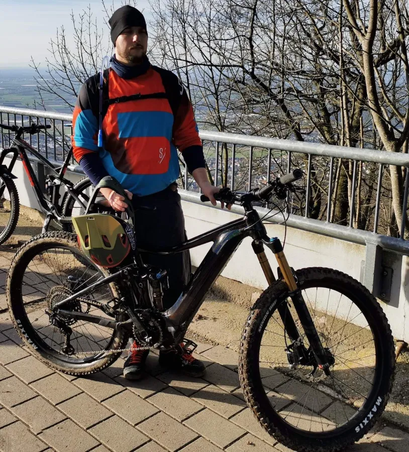 Rebional Mitarbeiter Daniel Hanschke mit seinem von Rebional finanzierten E-Bike.