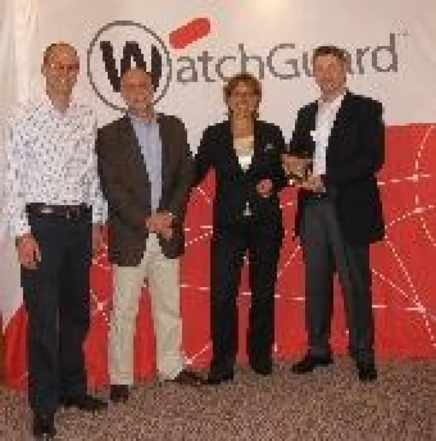 Bei der Preisverleihung (v.l.n.r.): David Philips (WickHill UK), Terry Haas (Vice President International Sales), Natasja de Groot (Marketing Manager EMEA) and Tom Nemitz (WickHill Germany)