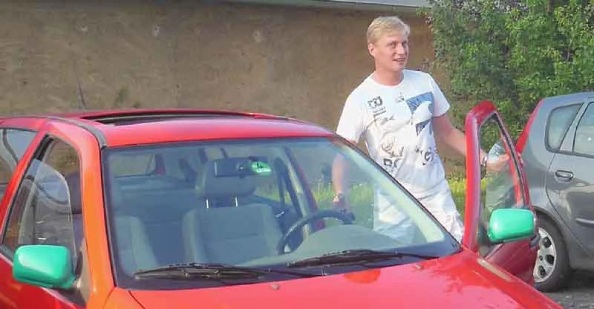 Michael Feik mit seinem VW Polo (Foto: OLYMP)