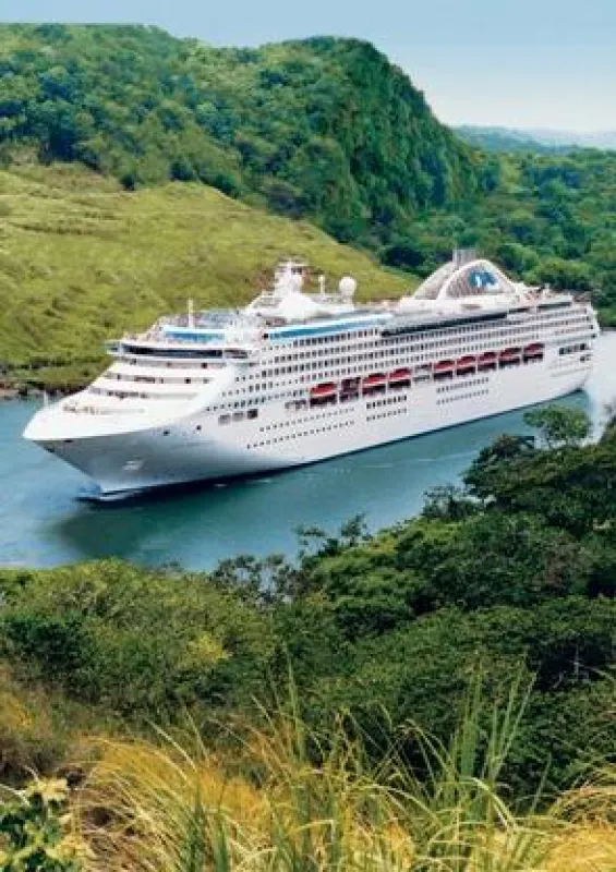 Die Sun Princess - hier im Panama-Kanal - kreuzt 2013 in japanischen Gewässern