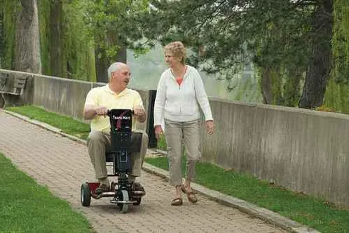 Bild: Unterwegs mobil mit dem neuen E-Scooter TravelMate