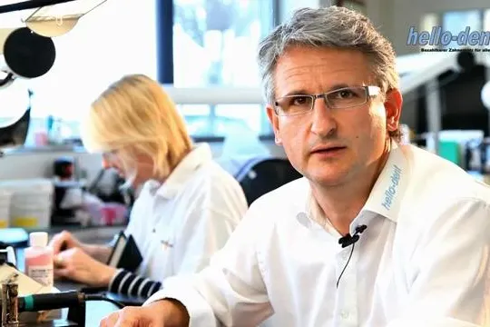Bild: Zahnersatz von hello-dent: Lokale Zahntechnik und globale Partner