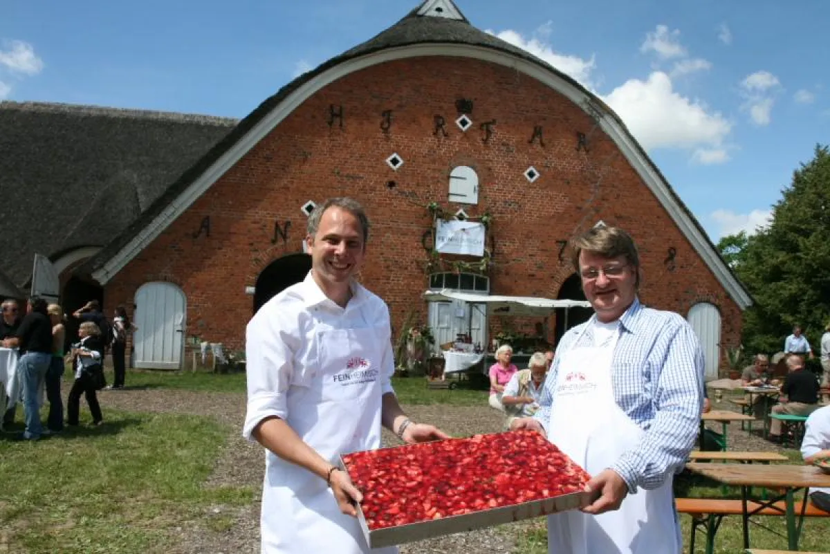 Laden zum FEINHEIMISCH Sommer-Markt auf Gut Bossee (v.l.n.r.): Christian Birke vom FEINHEIMISCH-Vorstand und Dr. Detlev von Bülow von Gut Bossee.