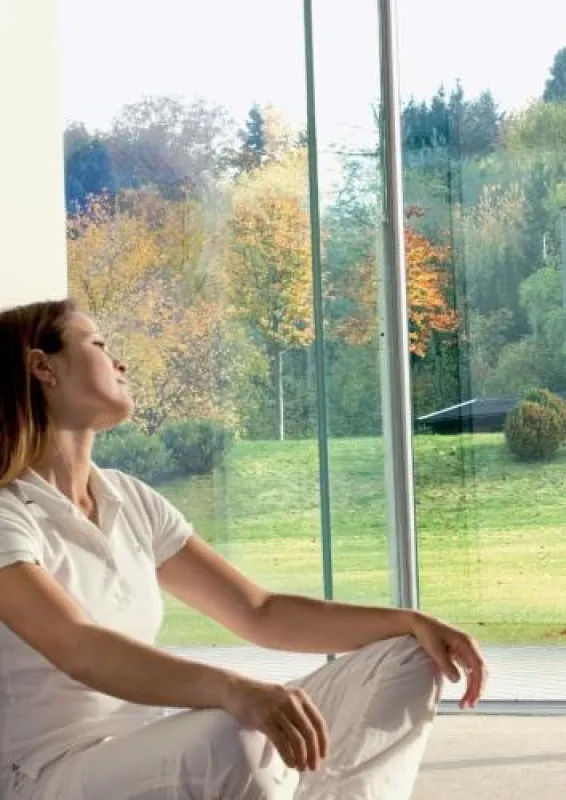 Eine transparente Sonnenschutzfolie bietet im Sommer effektiven Hitze- und UV-Schutz. Bild: tdx/Hornschuch