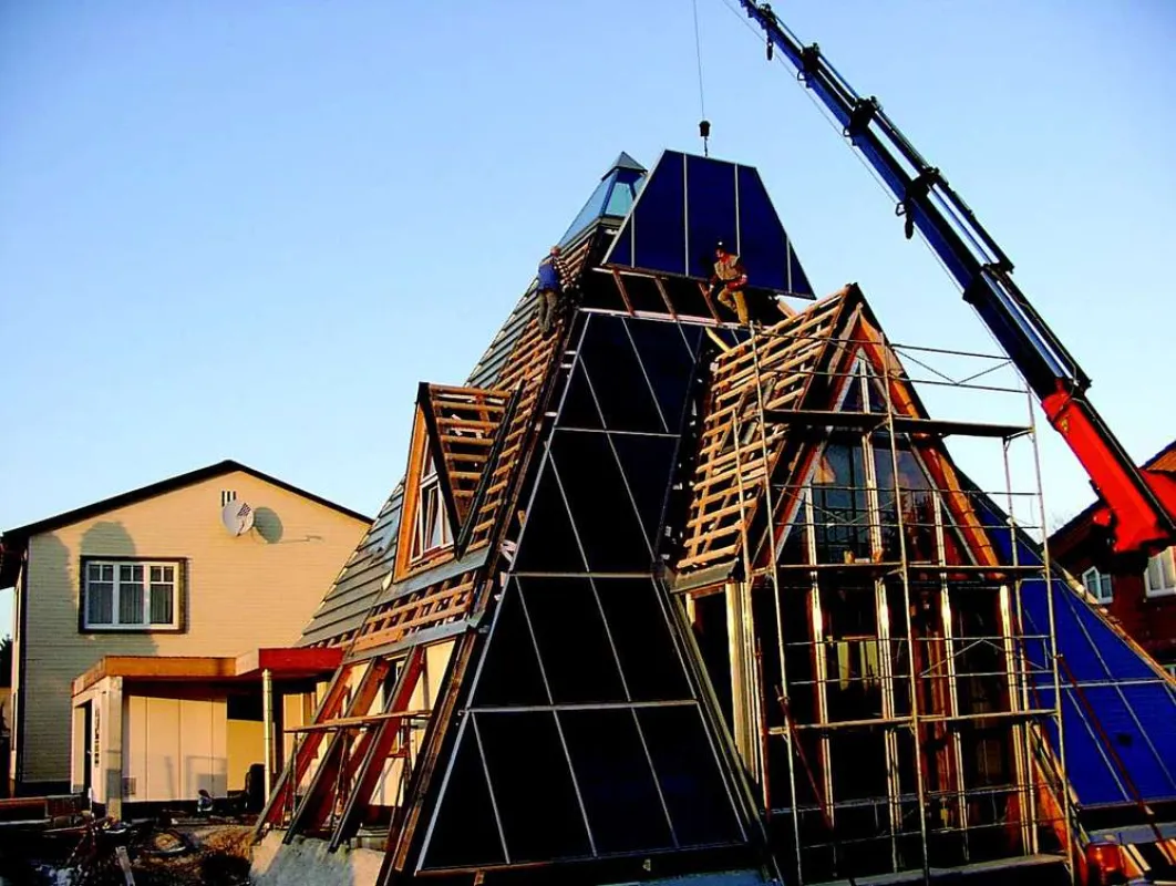 Ob Neubau oder Modernisierung: Immer mehr Bauherren achten auf optimale Dämmung und kostengünstiges Heizen, wie hier mit Solarzellen. Die Stuttgarter Baumessen „Haus + Bau“ und „Haus + Holz“ greifen