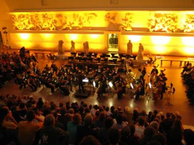 Bild: MUSEUMSINSELFESTIVAL 2006 MIT FURIOSEM KLANGRAUSCH VOR DEM PERGAMONALTAR ERÖFFNET