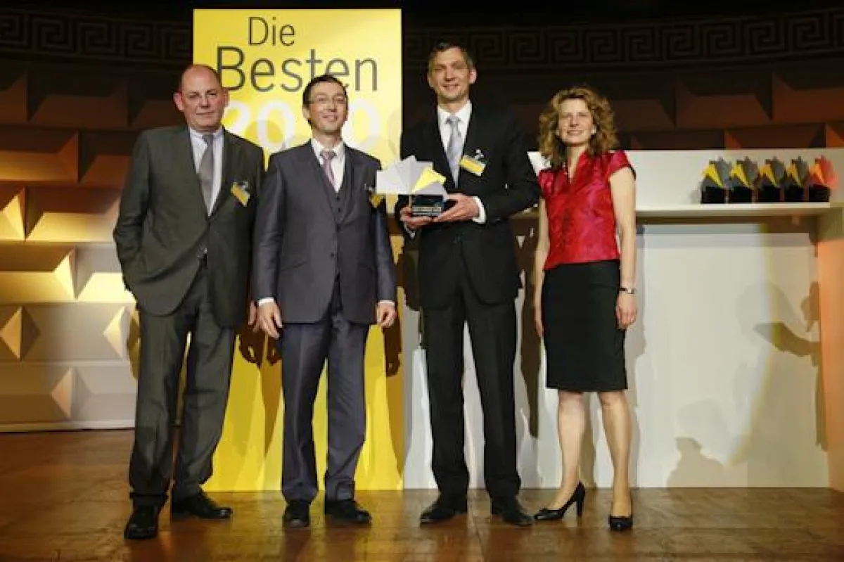 Preisverleihung (v. li.): Karl-Heinz Bonny (Sprecher Deutsche Fachpresse), Dr. Karlhorst Klotz (Chefredakteur Energy 2.0), Kilian Müller (GF publish-industry), Dr. Eva E. Wille (Stellvertr. Sprecherin