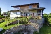 Bild: Zeitgemäßer Holzhausbau bedeutet ökologisch und wohngesund - und eine hohe Energieeffizienz
