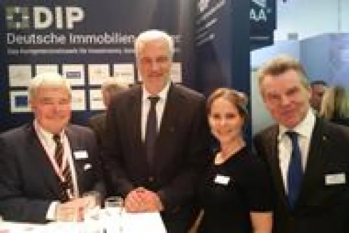 Bild: EXPO REAL: NRW-Wirtschaftsminister im Gespräch mit AENGEVELT auf dem DIP-Stand