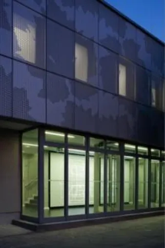 Moradelli PerfoART: Lochblechfassade an Sporthalle in Berlin Bild: Moradelli PerfoART: Lochblechfassade an Sporthalle in Berlin