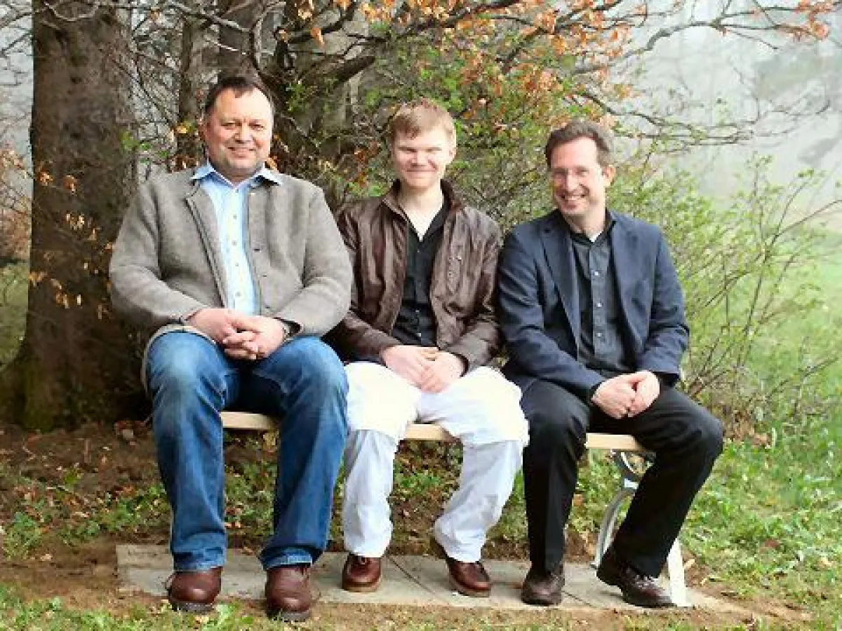 FDP-MdB Stephan Thomae (rechts) stiftete der Marktgemeinde Wiggensbach eine Sitzbank