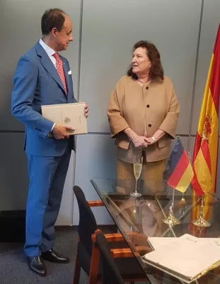 Bild: Die Botschafterin Spaniens weihte das neue Büro der Amtlichen Spanischen Handelskammer für Deutschland ein