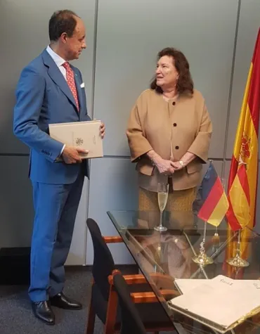 Bild: Die Botschafterin Spaniens weihte das neue Büro der Amtlichen Spanischen Handelskammer für Deutschland ein