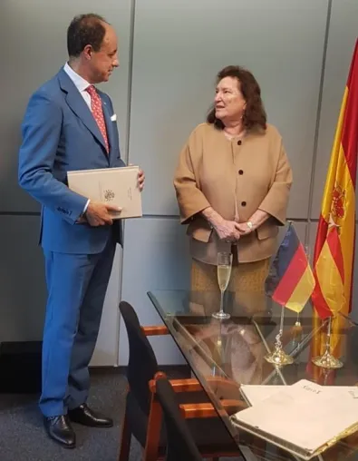 Bild: Die Botschafterin Spaniens weihte das neue Büro der Amtlichen Spanischen Handelskammer für Deutschland ein