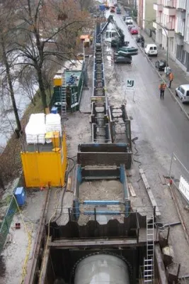 Bild: FBS-Stahlbetonvortriebsrohre „halboffen“ verlegt - Neuer Stauraumkanal für Neuköllner Weigandufer