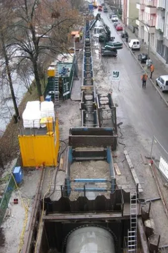 FBS-Stahlbetonvortriebsrohre „halboffen“ verlegt - Neuer Stauraumkanal für Neuköllner Weigandufer Bild: FBS-Stahlbetonvortriebsrohre „halboffen“ verlegt - Neuer Stauraumkanal für Neuköllner Weigandufer
