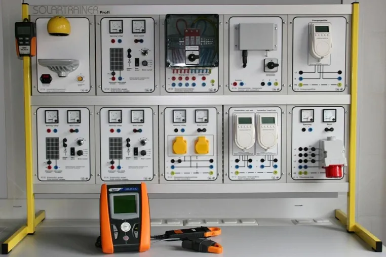 Bild: Eins für Zwei: Innovatives PV-Testgeräteset für den Einsatz am Trainingssystem und der realen PV-Anlage